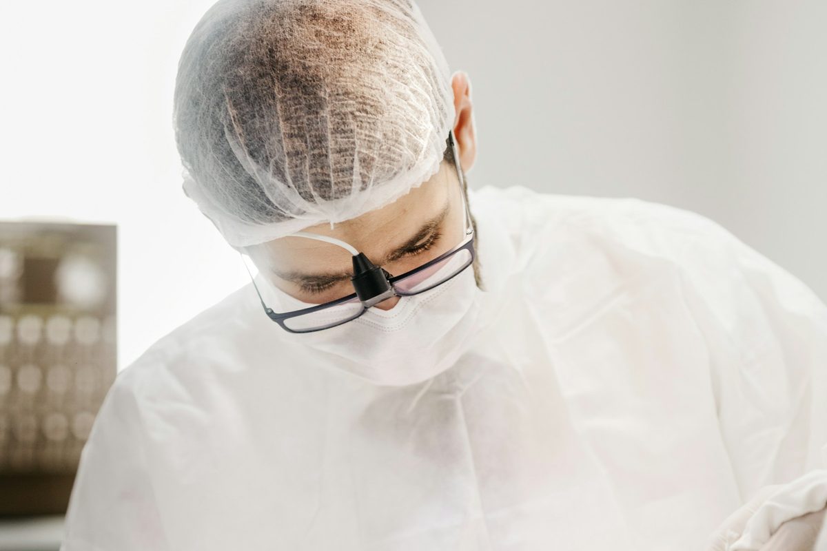 Equipe em centro cirúrgico durante procedimento odontológico de alta complexidade
